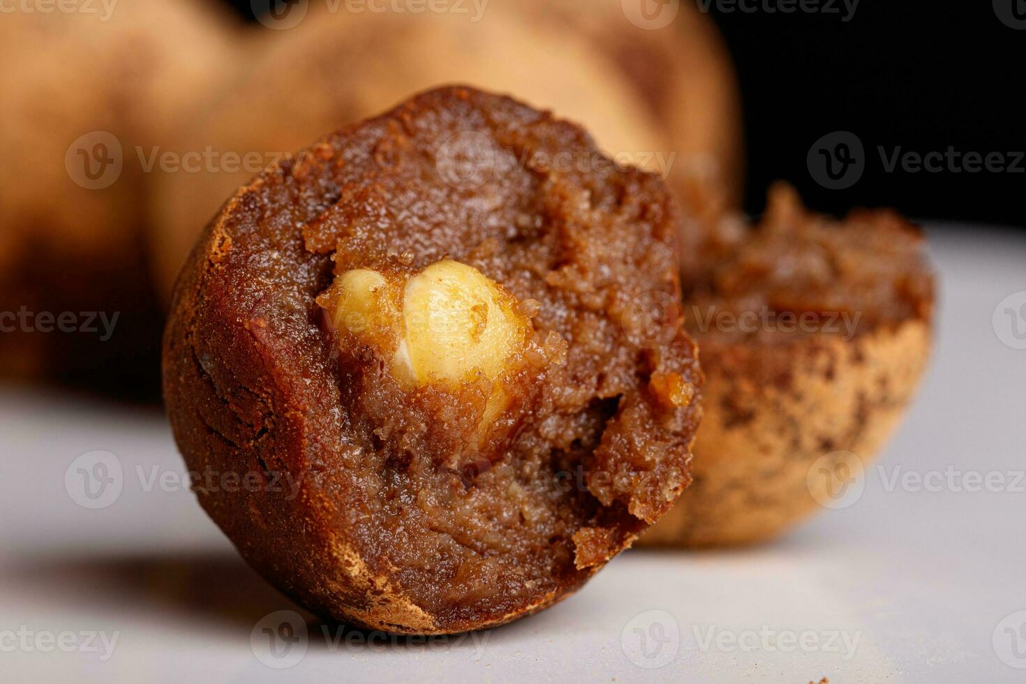 magnifique bonbons truffe avec une écrou à l'intérieur sur une blanc assiette sur une noir Contexte photo