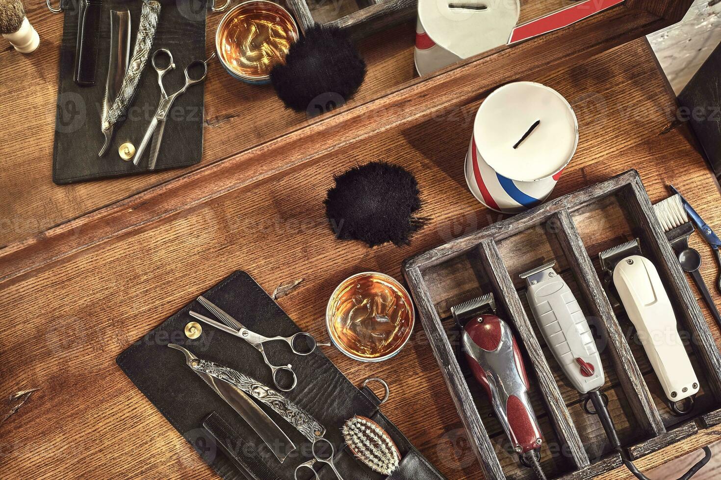 coiffeur outils sur en bois Contexte. Haut vue sur en bois table avec ciseaux, peigne, brosses à cheveux et pinces à cheveux, tondeuse. photo