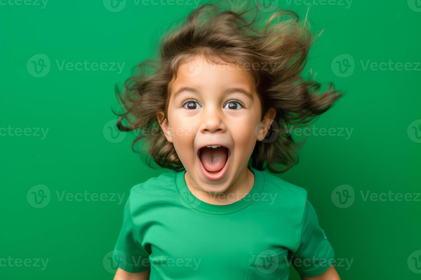 ai généré joyeux enfant avec frisé cheveux en riant sur émeraude vert Contexte photo