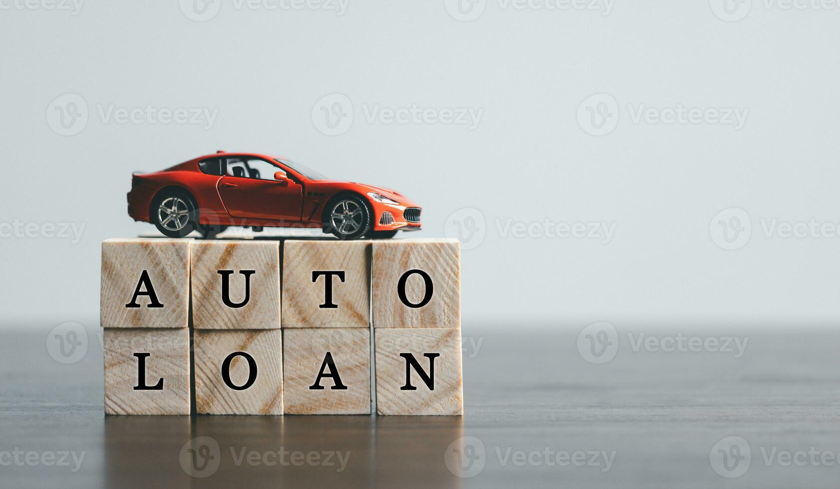 le mot auto prêt dans le Anglais langue, écrit sur en bois cubes. la finance et voiture prêt, refinancer, investissement et affaires concept avec copie espace. photo