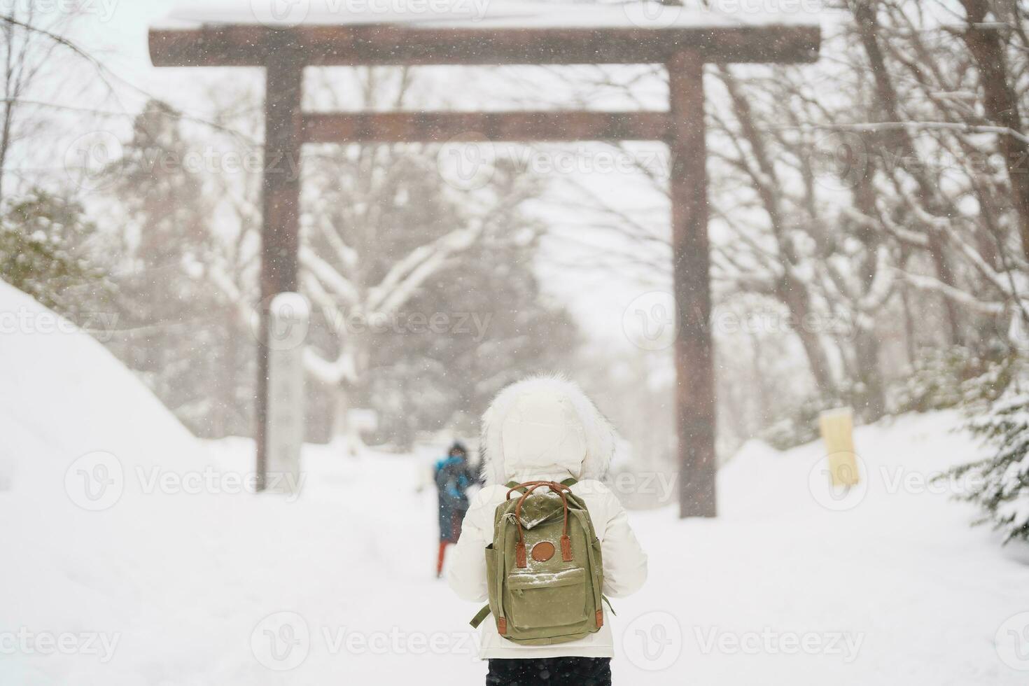 femme touristique visite dans sapporo, voyageur dans chandail à la recherche Hokkaido tombeau avec neige dans hiver saison. point de repère et populaire pour attractions dans hokkaïdo, Japon. Voyage et vacances concept photo