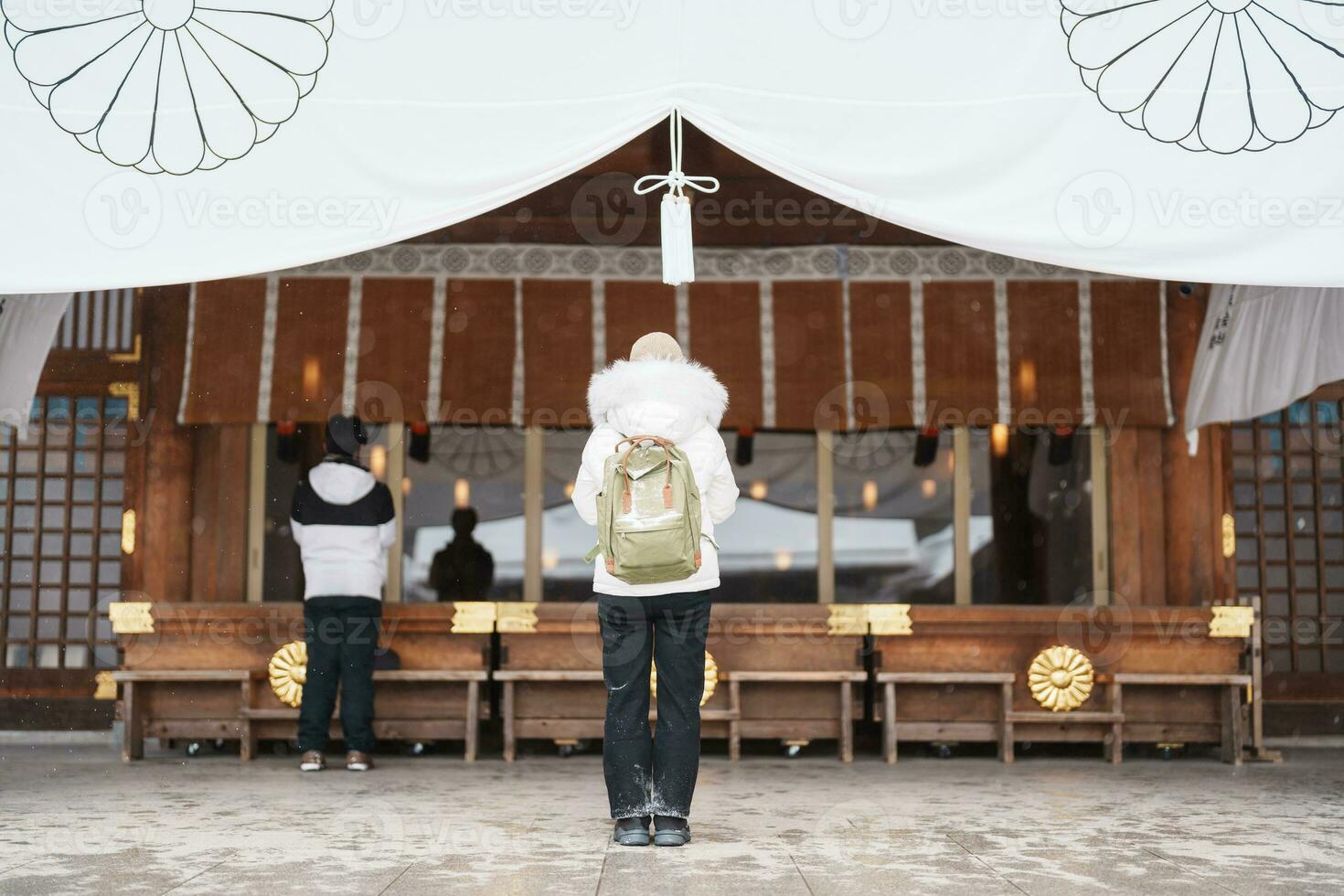 femme touristique visite dans sapporo, voyageur dans chandail à la recherche Hokkaido tombeau avec neige dans hiver saison. point de repère et populaire pour attractions dans hokkaïdo, Japon. Voyage et vacances concept photo