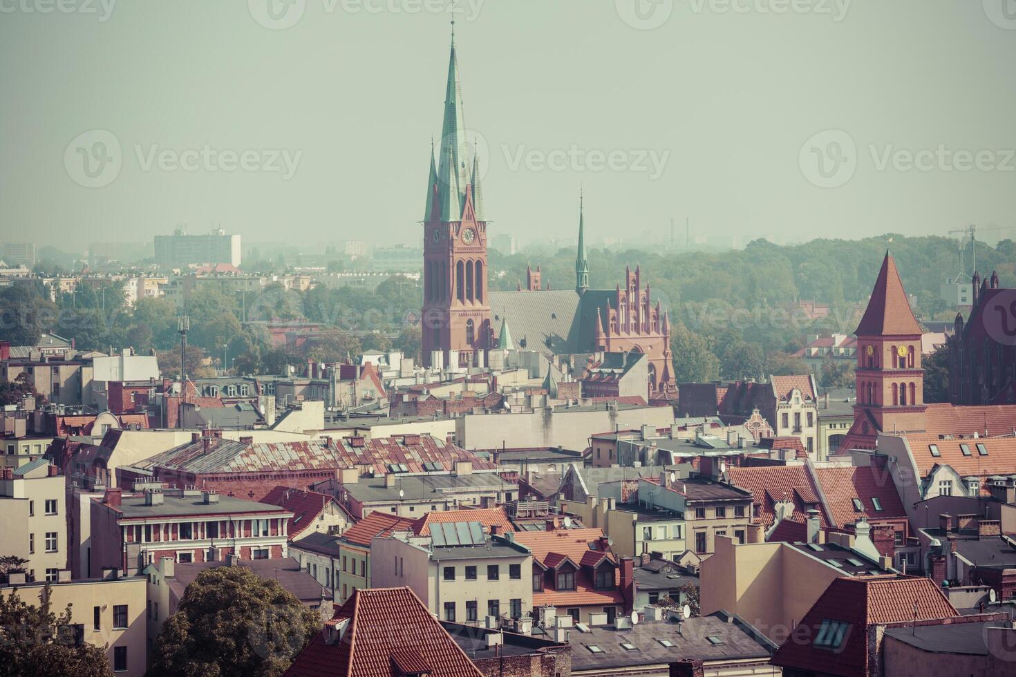 vieux ville horizon - aérien vue de ville salle la tour. le médiéval vieux ville est une unesco monde patrimoine placer. photo