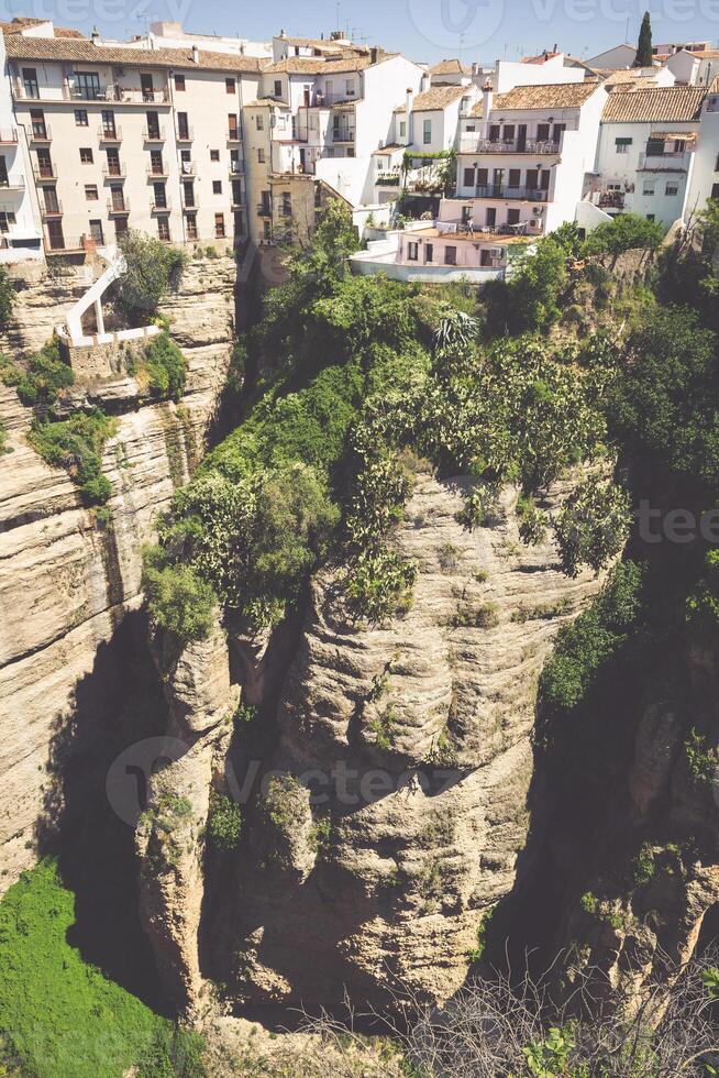 vue de bâtiments plus de falaise dans ronde, Espagne photo