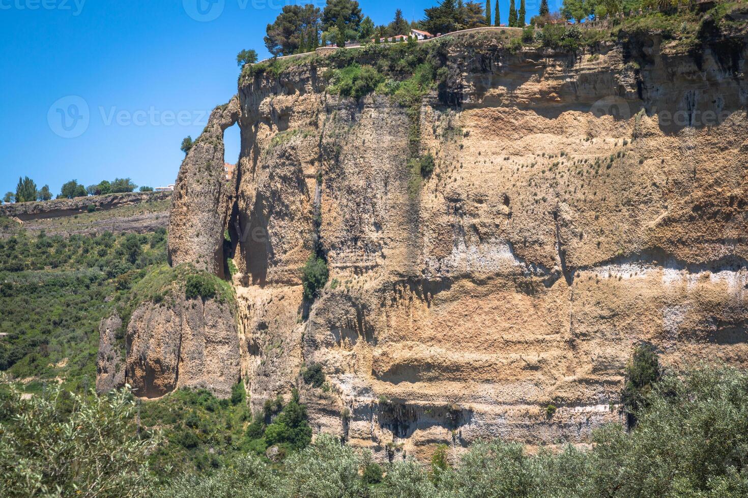 vue de bâtiments plus de falaise dans ronde, Espagne photo