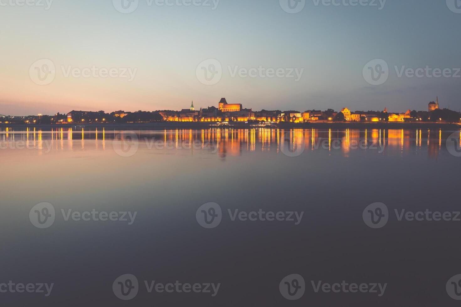 ville de courir dans Pologne, vieux ville horizon par nuit de vistule rivière photo