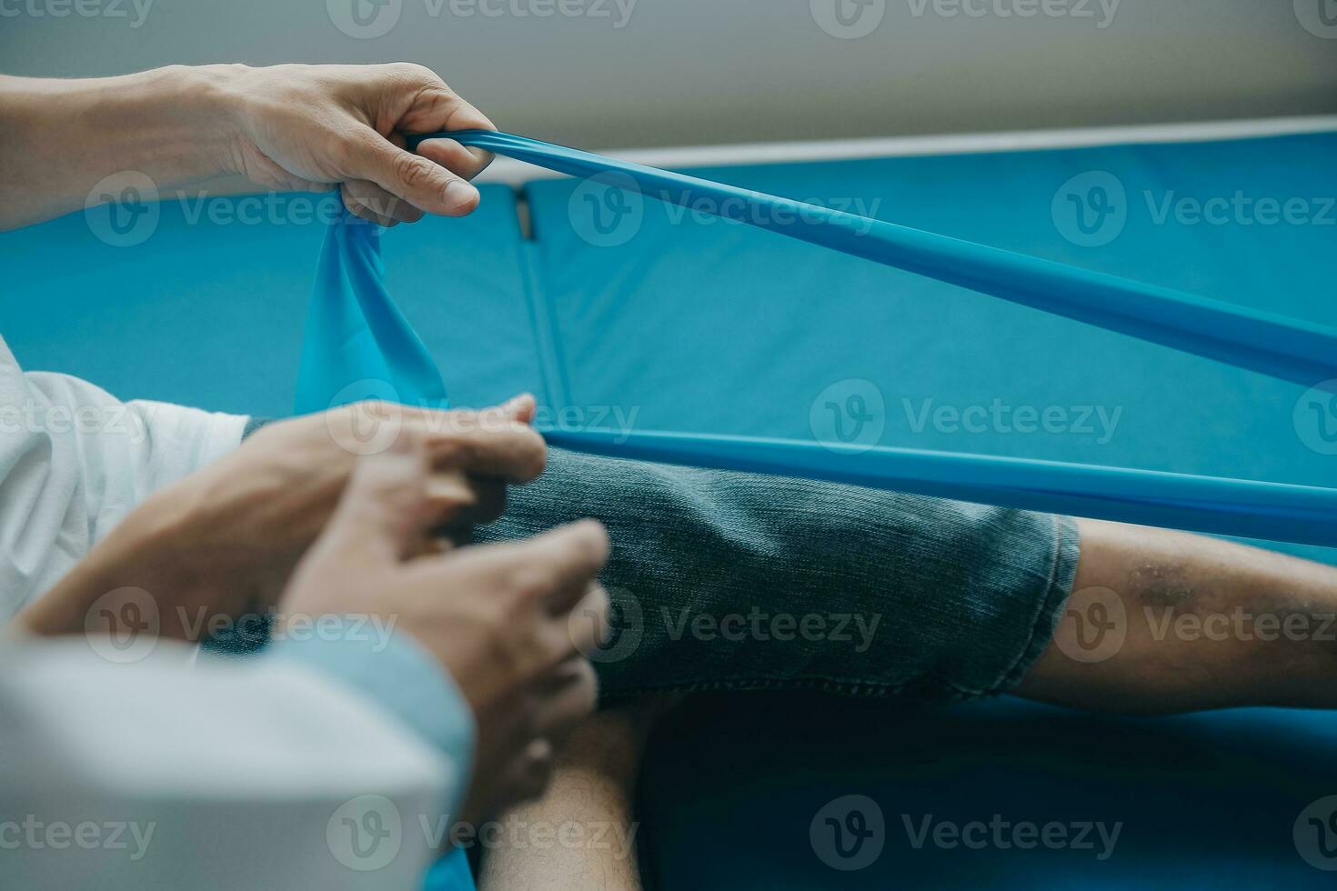 médecin ou physique thérapeute examine retour douleur et spinal zone à donner Conseil dans le réhabilitation centre. photo