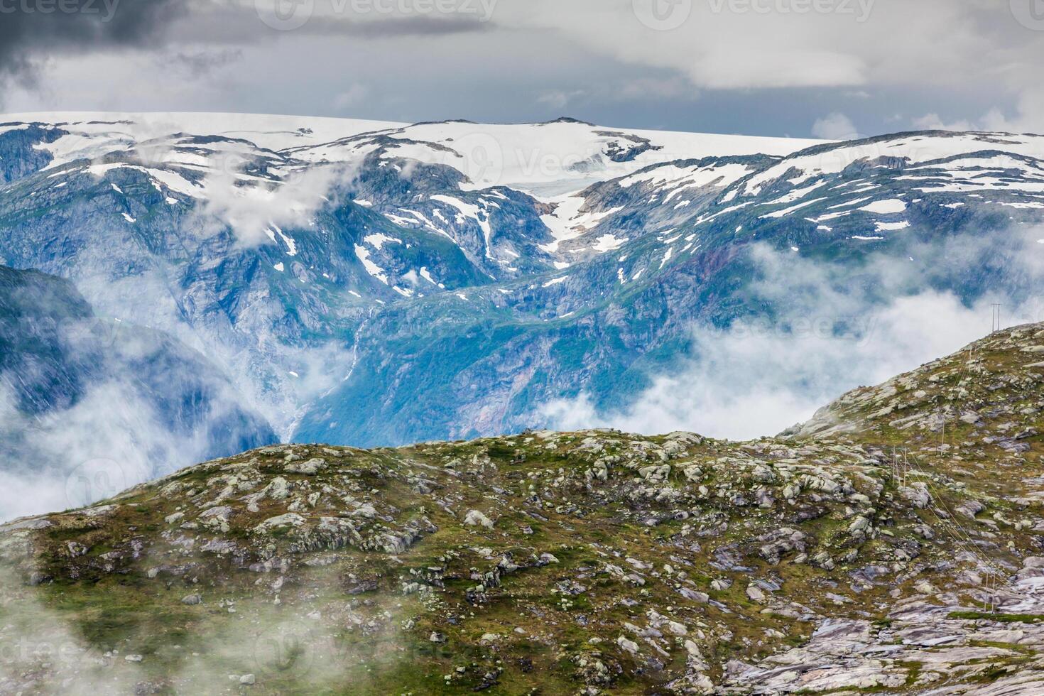 beau paysage norvégien avec des montagnes sur le chemin de la trolltunga photo