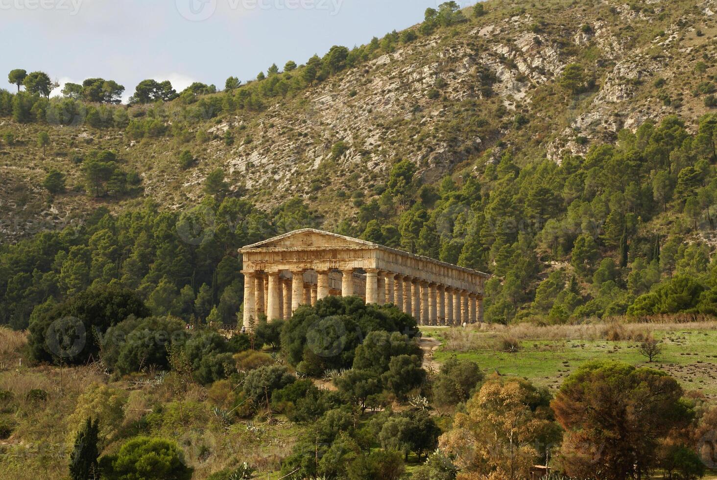 Temple grec dans la ville antique de Ségeste, Sicile photo