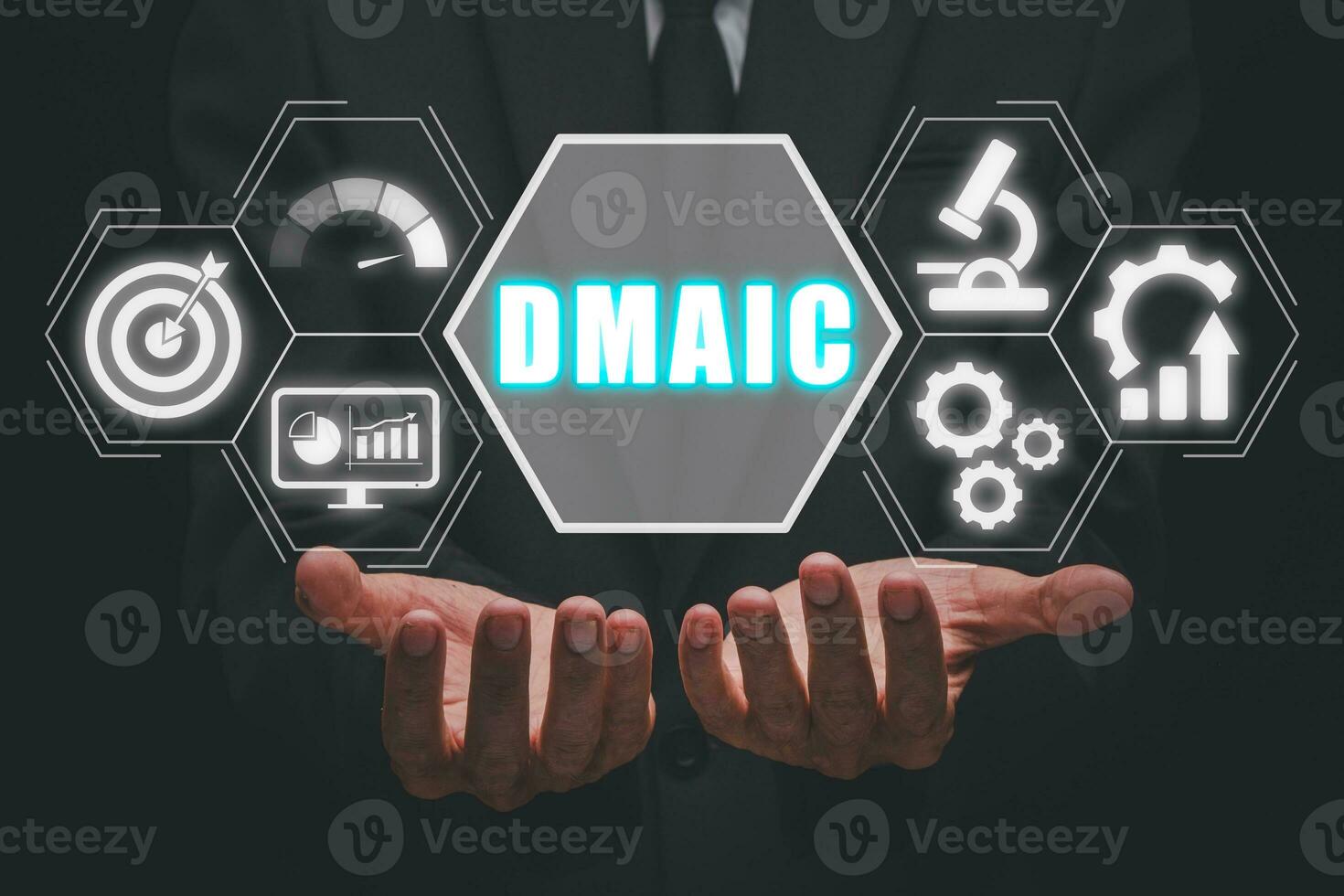 dmaic est un acronyme pour définir, mesure, analyser, améliorer et contrôle concept, homme d'affaire main en portant dmaic icône sur virtuel filtrer. photo