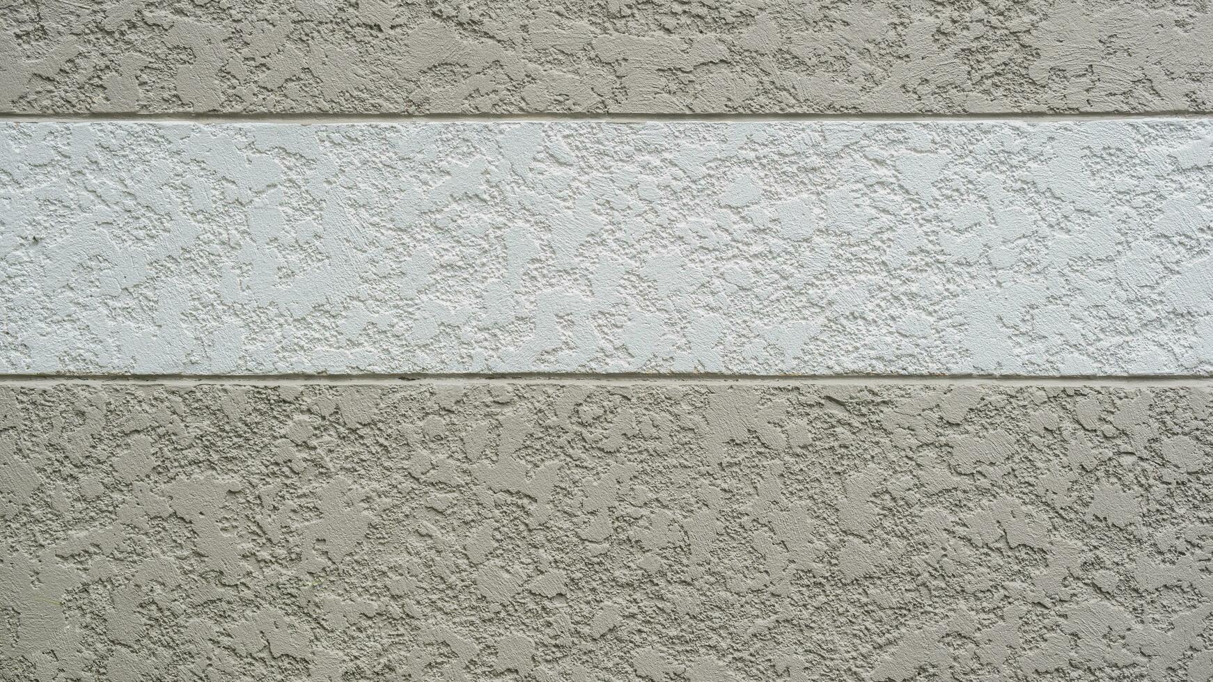 blanc horizontal ligne modèle sur magnifique décoratif rugosité texture surface de gris béton mur à l'extérieur de ancien maison photo