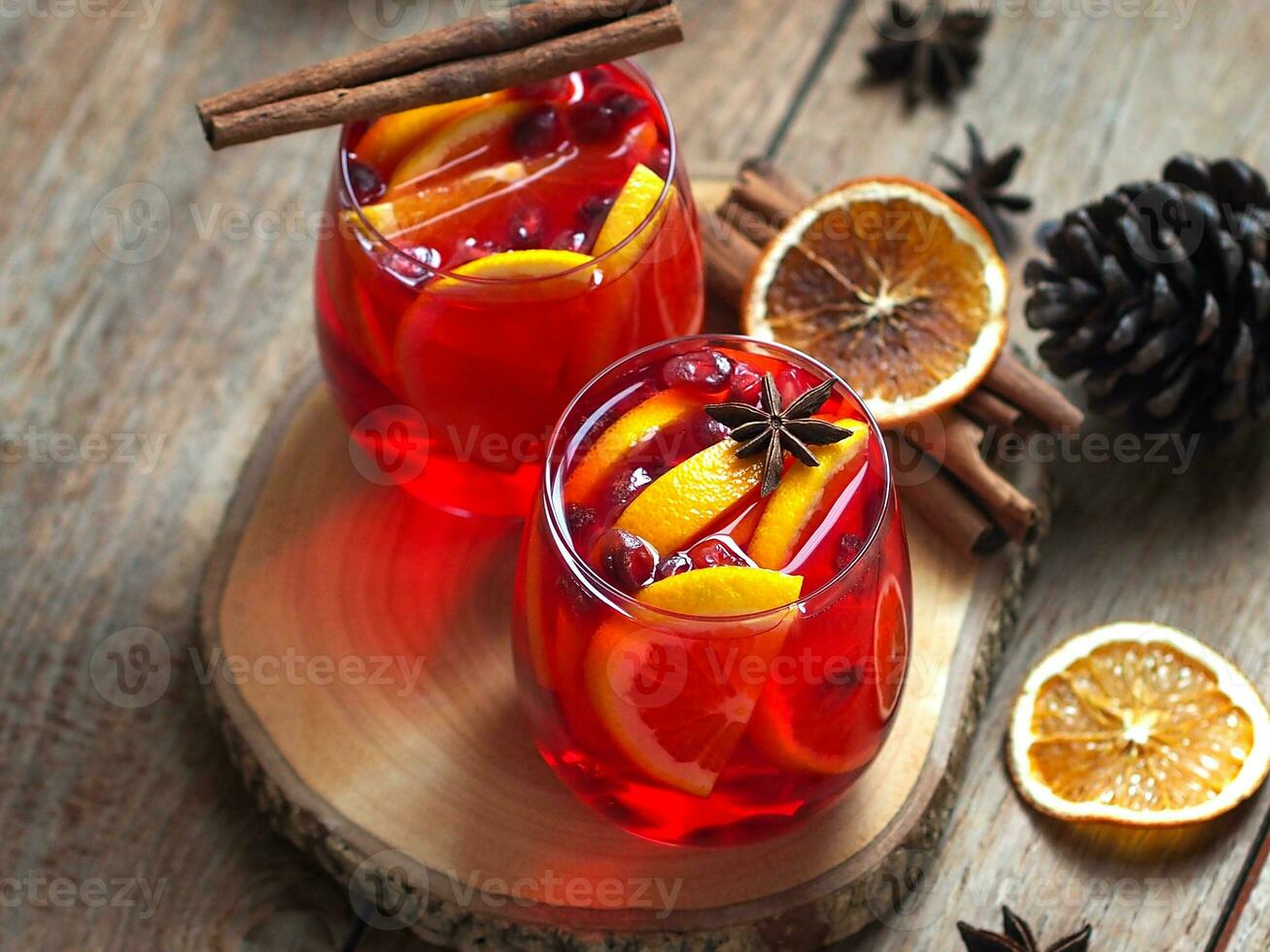 de fête Noël Sangria ou Réchauffé du vin les boissons avec agrumes fruit et cannelle épices photo