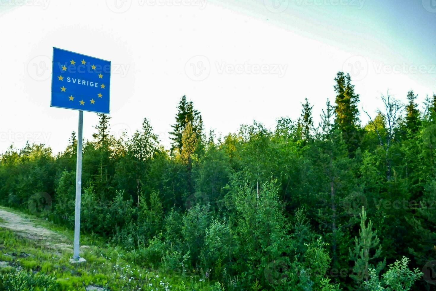 une drapeau cette dit sverige est affiché sur une route signe photo