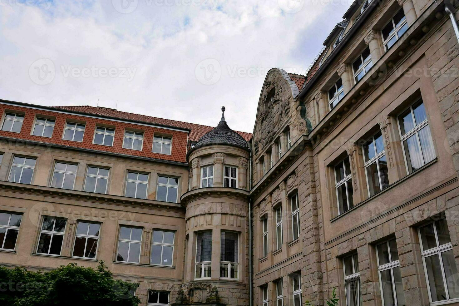 une bâtiment avec beaucoup les fenêtres photo