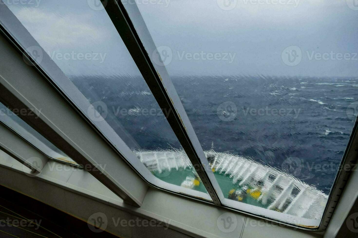 une vue de le plate-forme de une croisière navire à la recherche en dehors à le océan photo