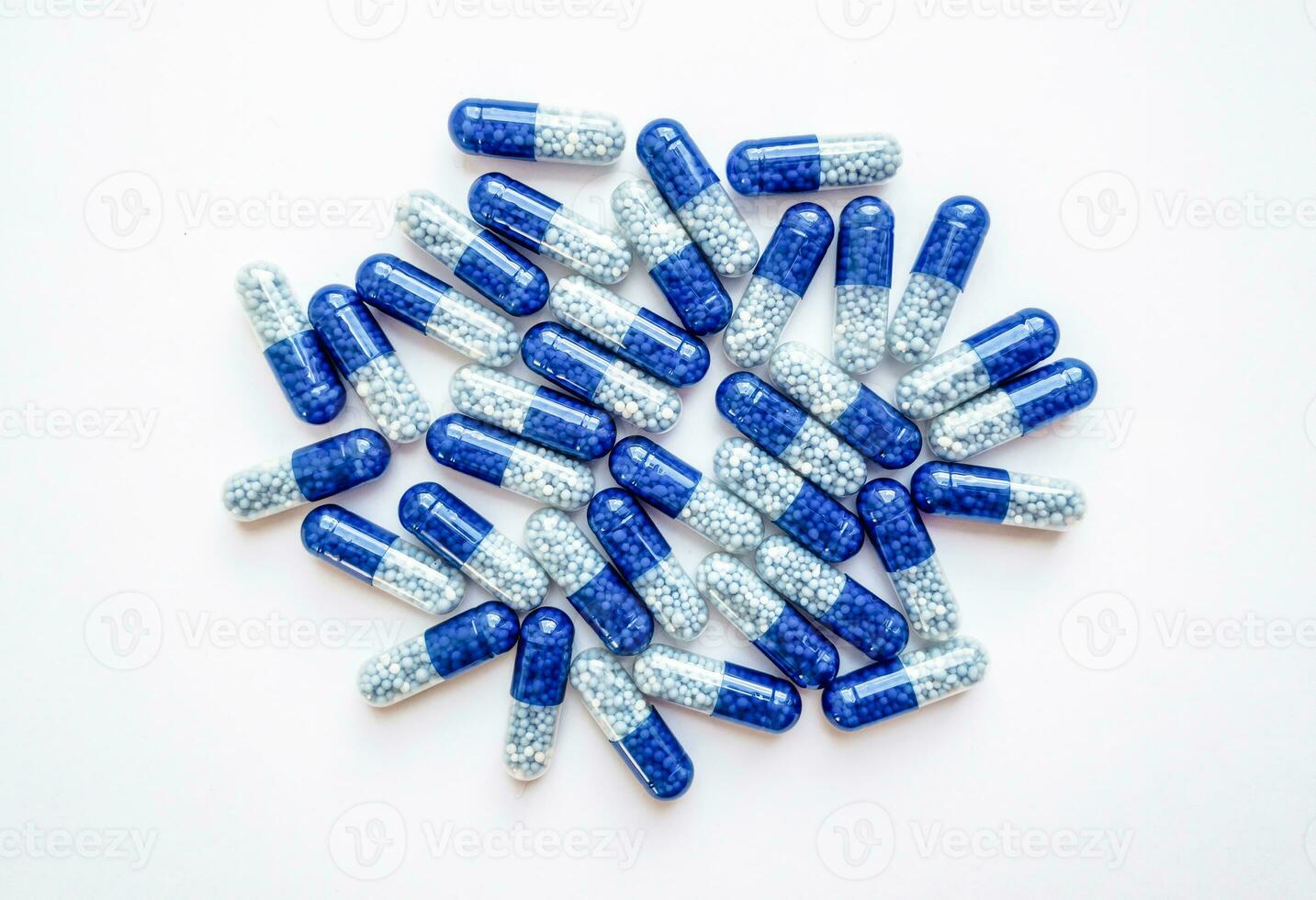 fermer bleu pilules sur blanc Contexte. médicament et soins de santé concept photo