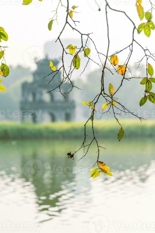 hoan kiem Lac - ho chouette ou épée Lac dans le centre de Hanoi dans le brouillard dans le Matin. photo