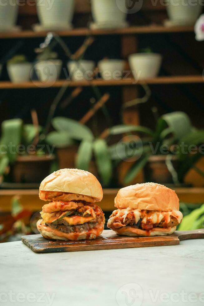 deux poulet Burger sur en bois table photo