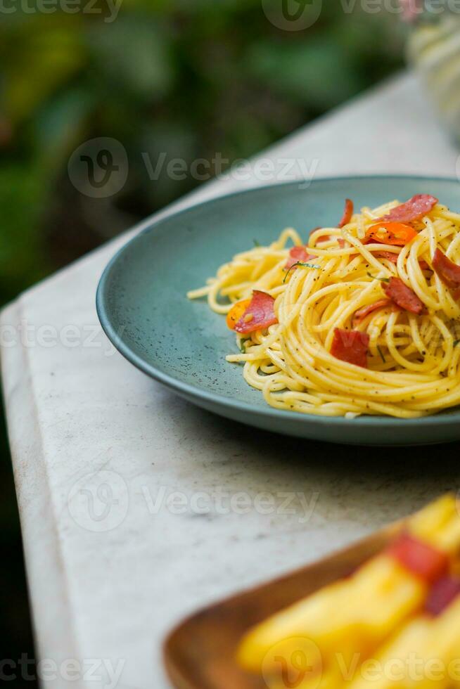 Pâtes spaghetti dans assiette et blanc table photo