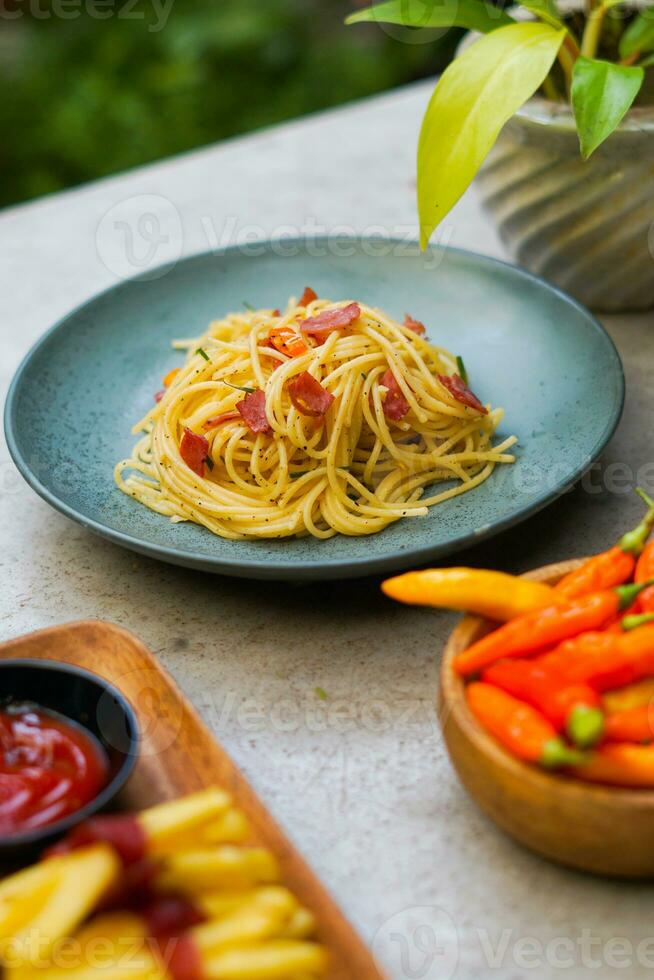 Pâtes spaghetti dans assiette et blanc table photo