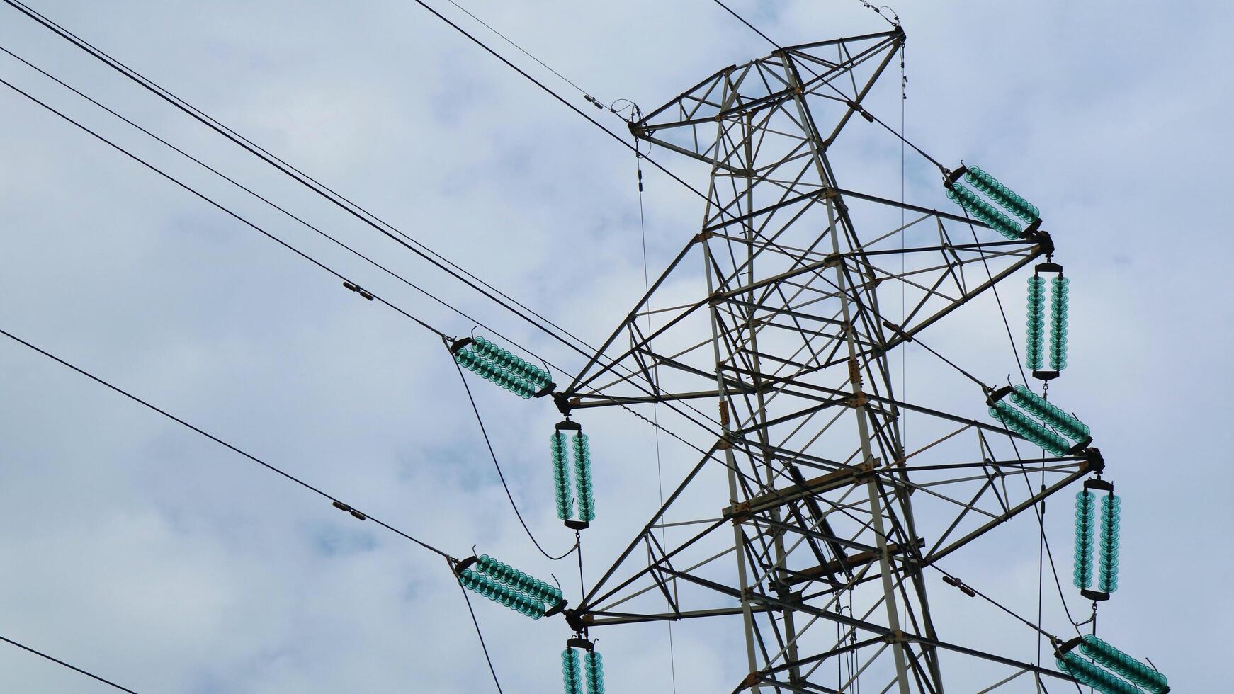 tours à haute tension avec fond de ciel photo