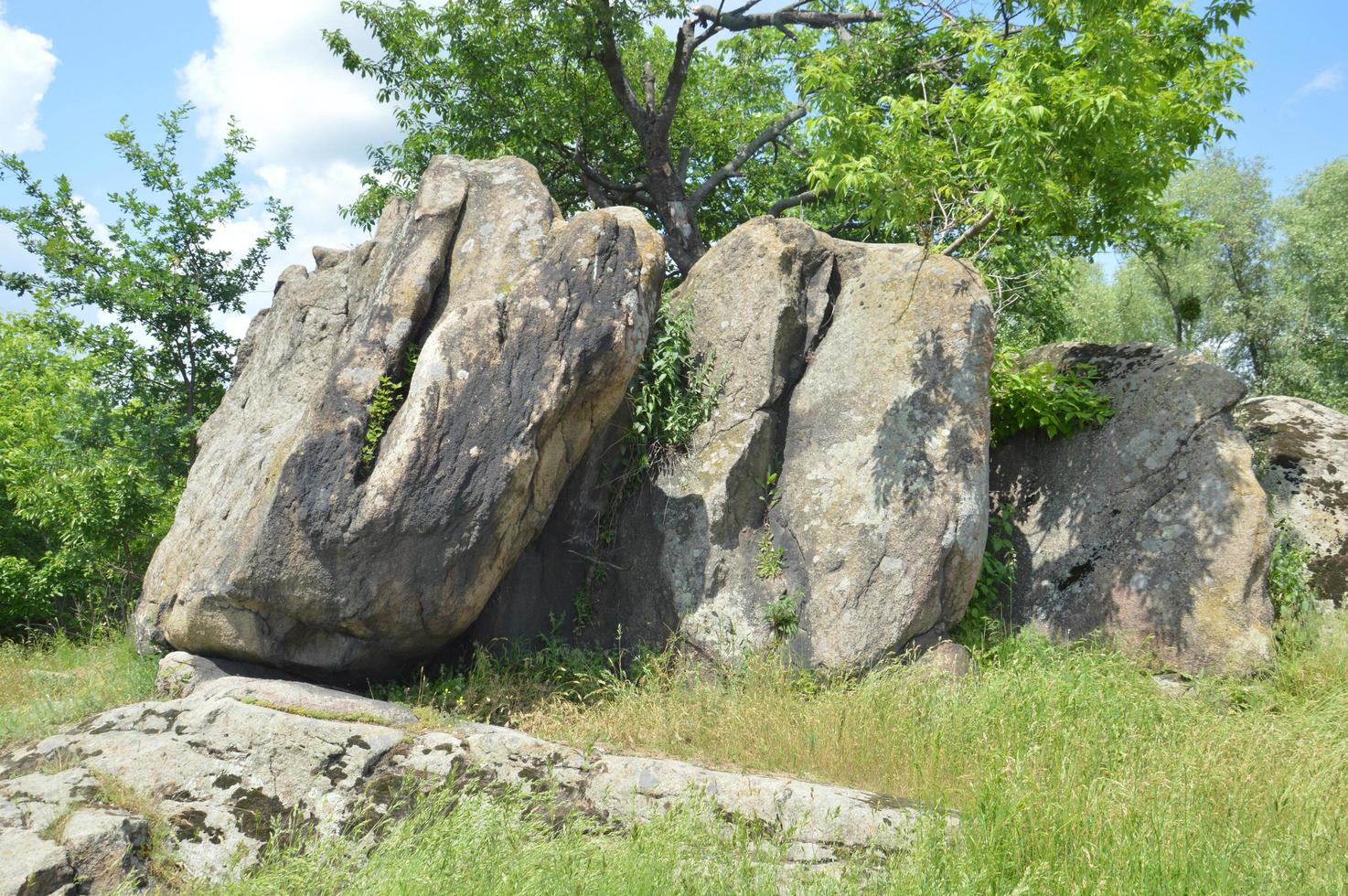 grandes pierres anciennes dans le domaine photo