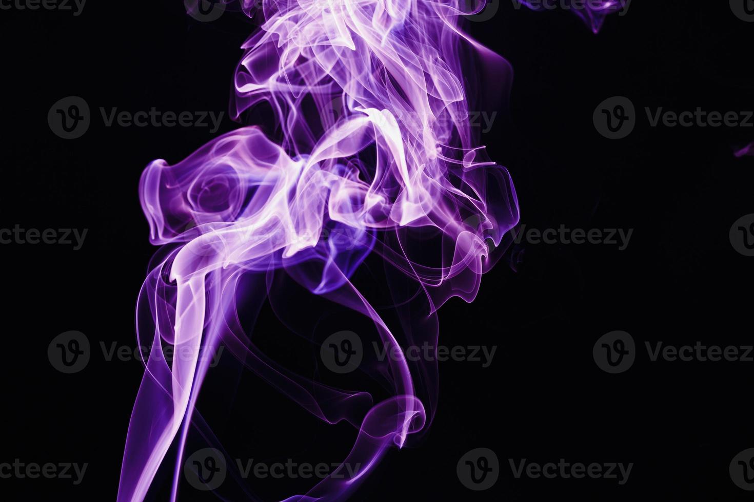 fumée flottant sur fond sombre photo