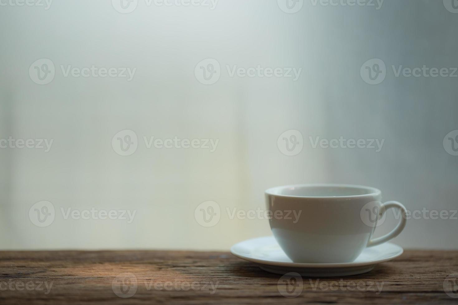 tasse blanche sur bois photo