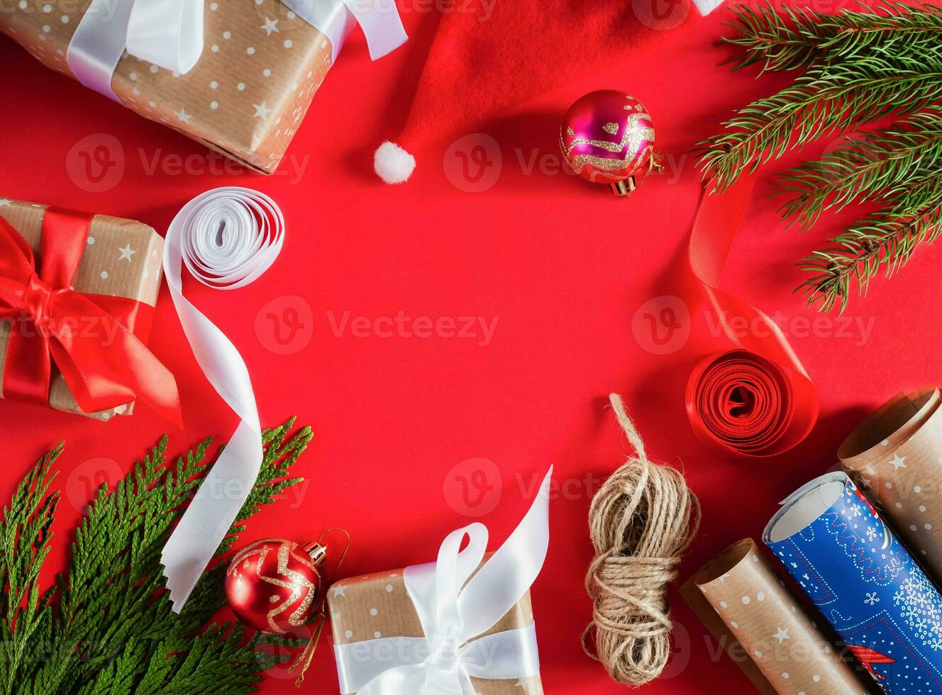 Coffrets Cadeaux De Noël Avec Kraft, Décoration Rouge Et Rouleaux De Papier,  Sucettes Et Branches De Pin