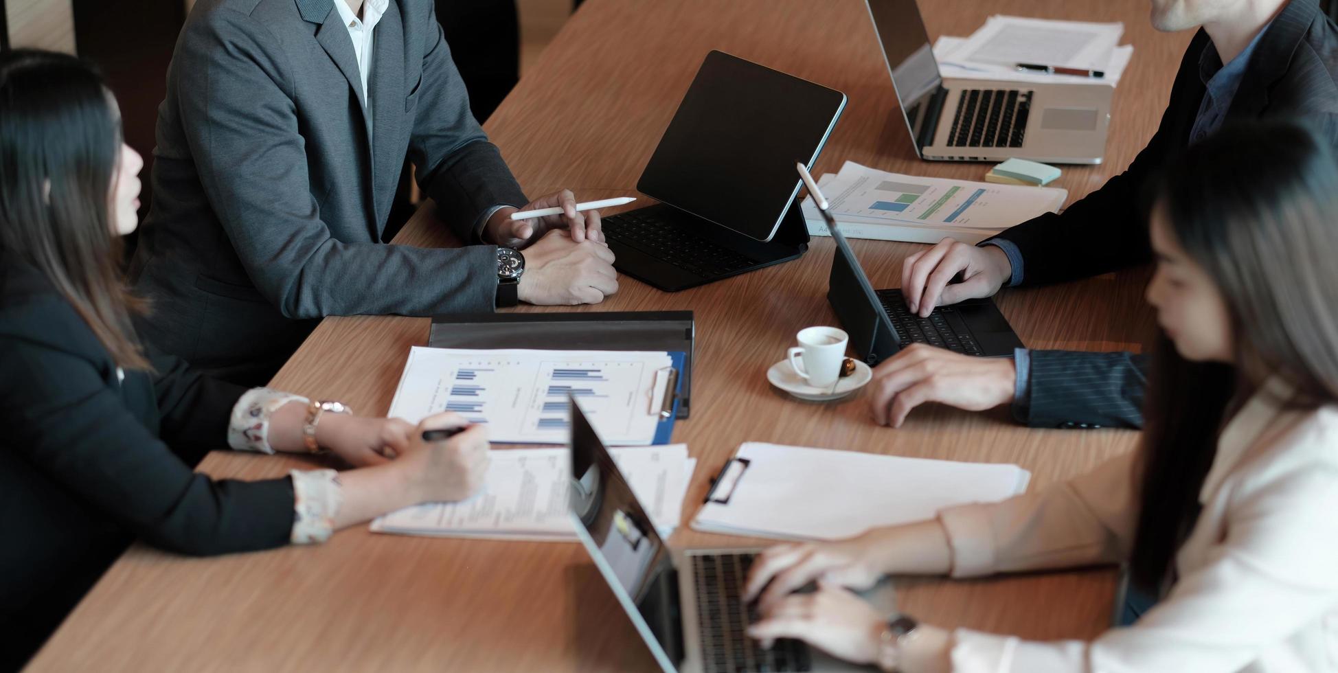 les gens d'affaires rencontrent le concept d'entreprise de discussion de conférence avec un collègue dans un graphique vidéo, discutant du rapport financier de leur entreprise. photo