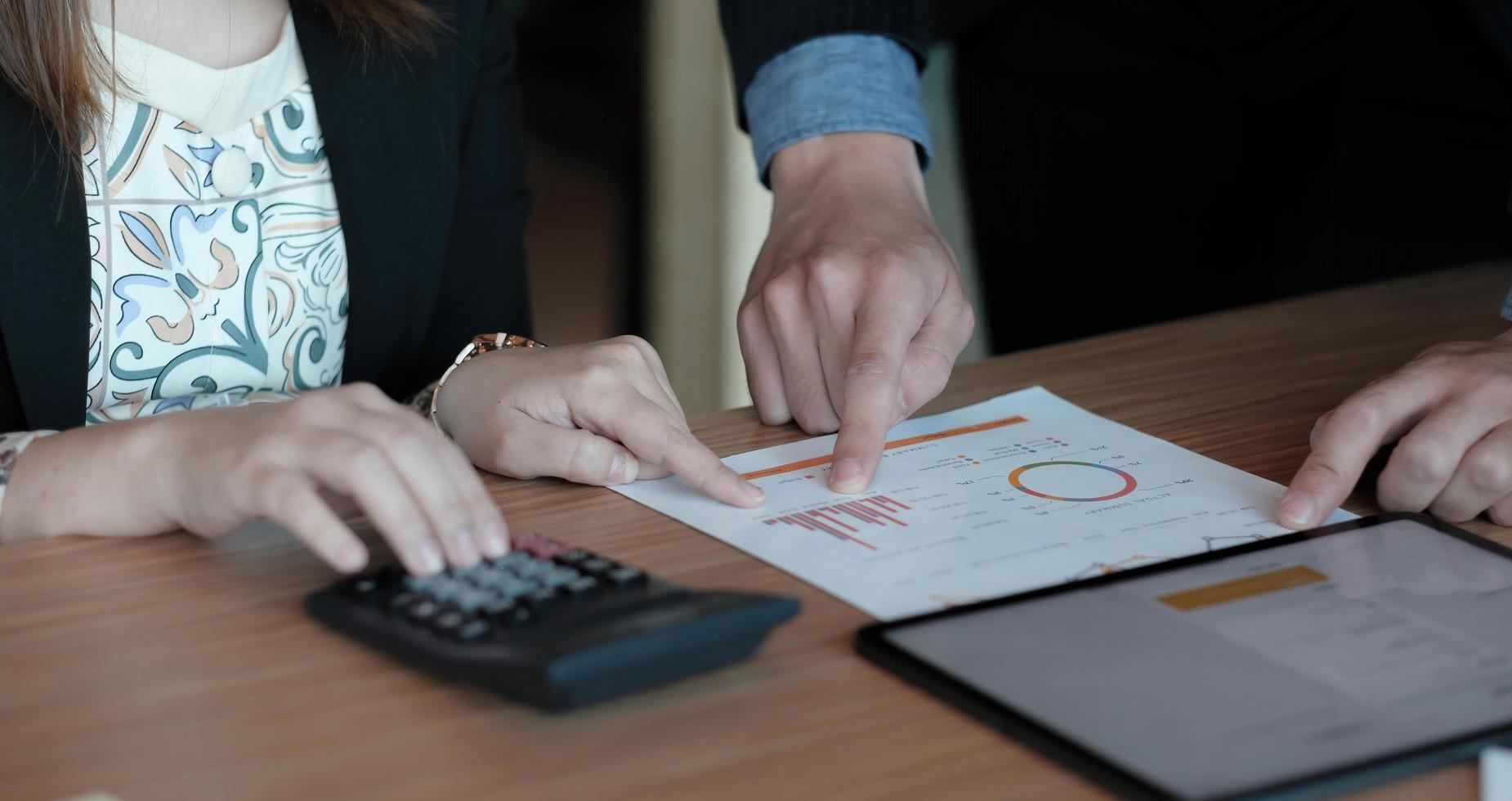 fermer les gens d'affaires se réunissant pour discuter de la situation sur le marché. concept financier d & # 39; entreprise photo