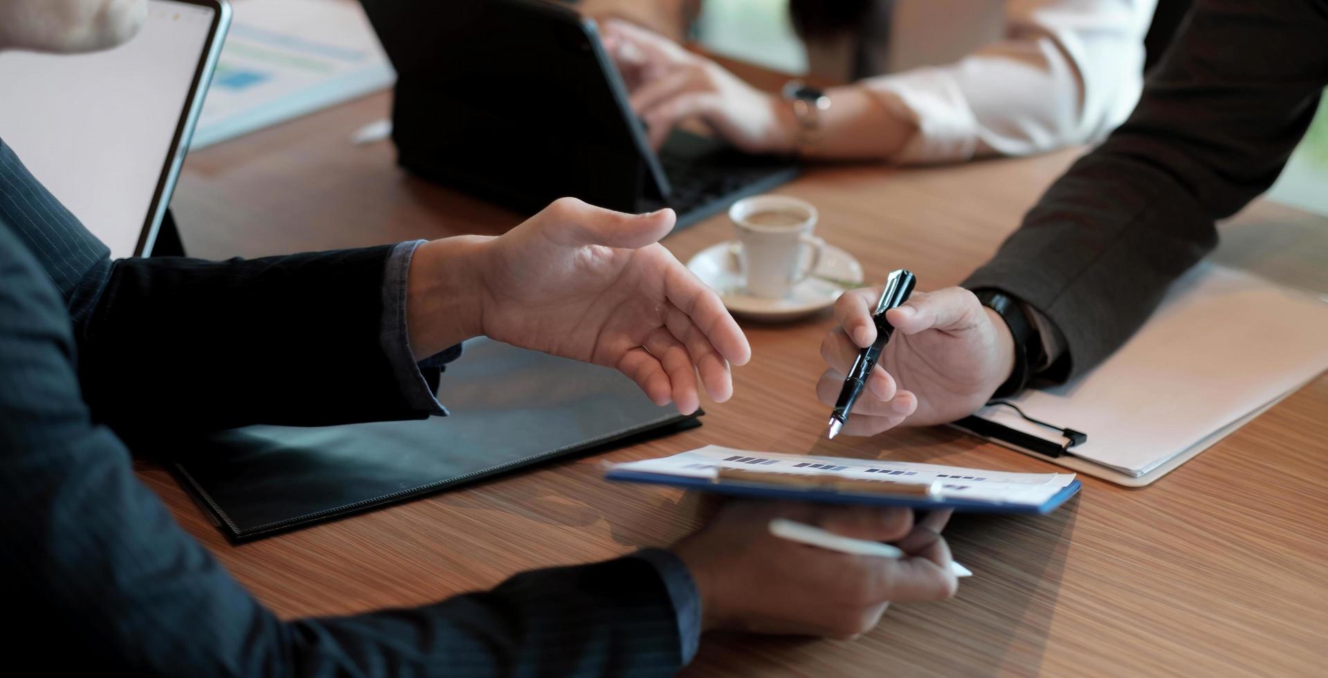 réunion de conseillers commerciaux pour analyser et discuter de la situation sur le rapport financier dans la salle de réunion. consultant en investissement, consultant financier, conseiller financier et concept comptable photo