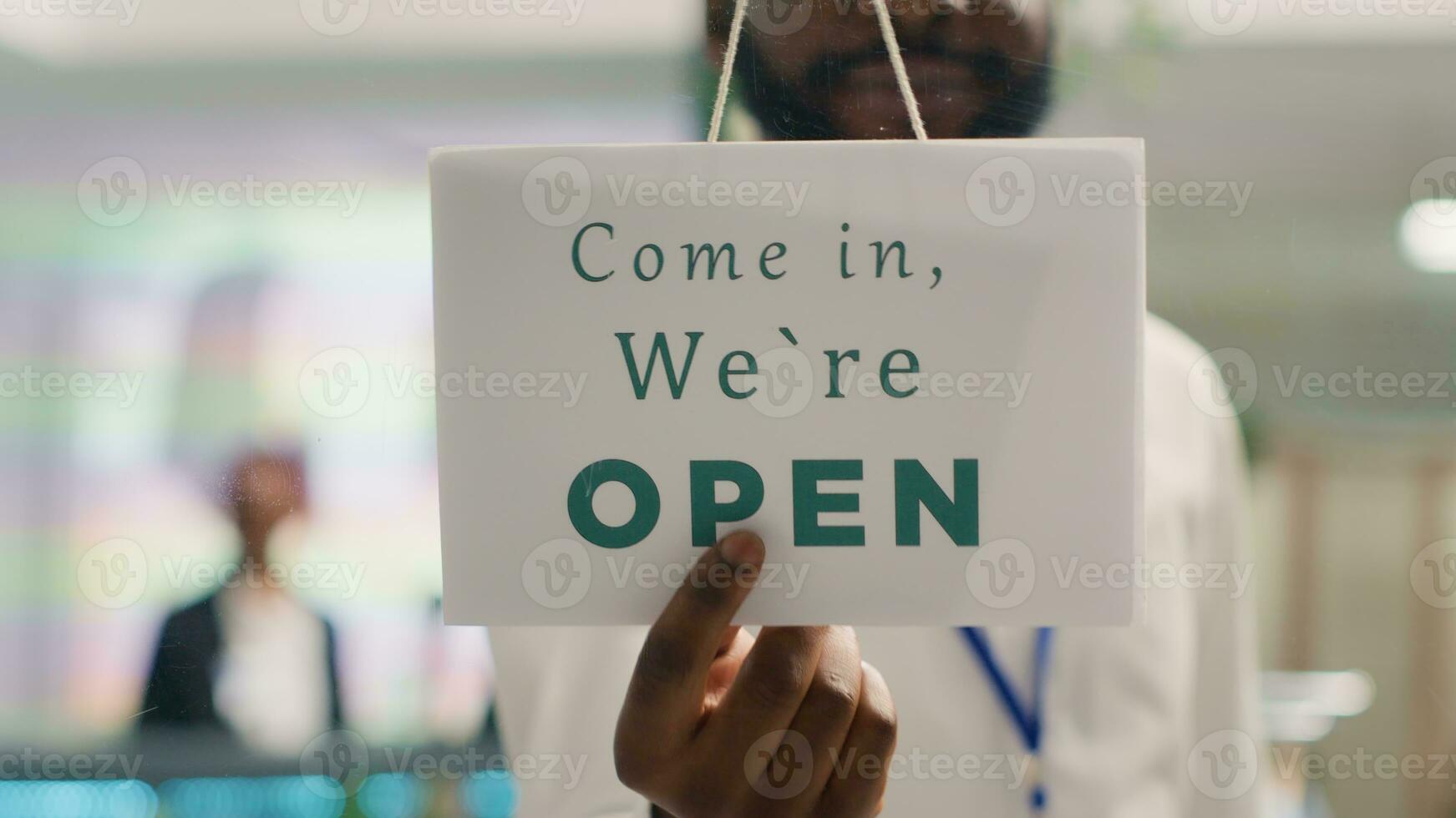 homme fermeture Vêtements boutique à nuit après vente tout marchandise action. vente au détail assistant tournant ouvert message signe sur mode boutique porte dans centre commercial département, extrême proche en haut coup photo