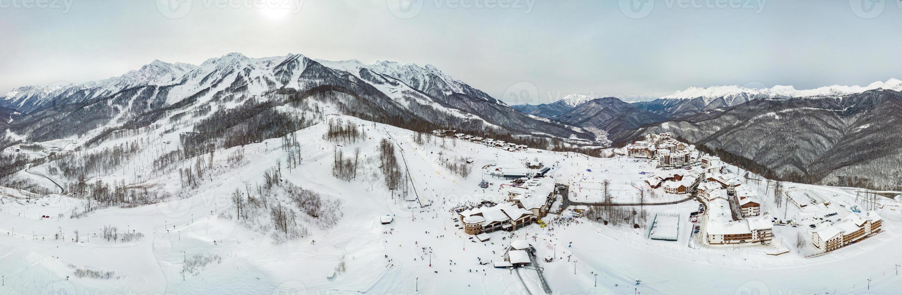 vue aérienne de la station de ski de rosa khutor, montagnes couvertes de neige à krasnaya polyana, russie. photo