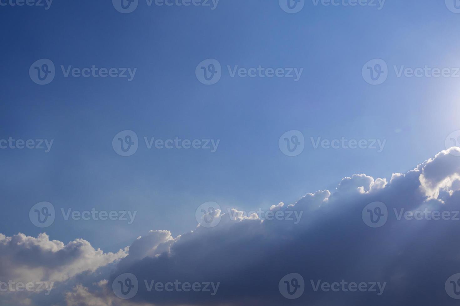 rayon de soleil du soleil derrière les nuages photo