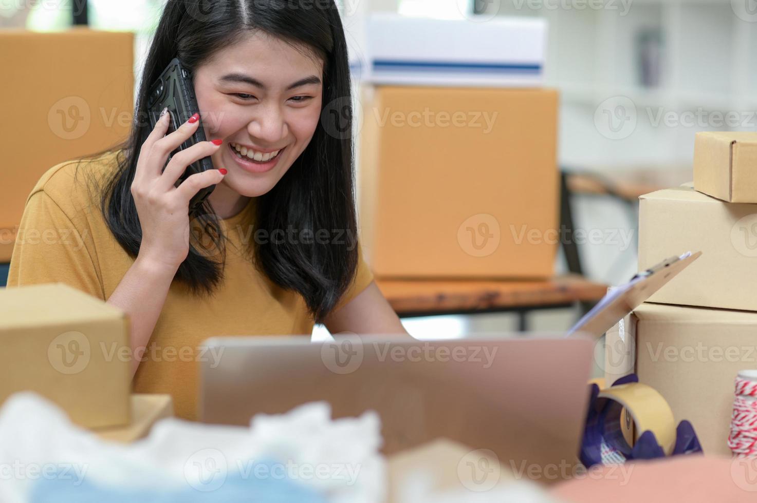 une femme utilise son téléphone pour confirmer des commandes en ligne. photo