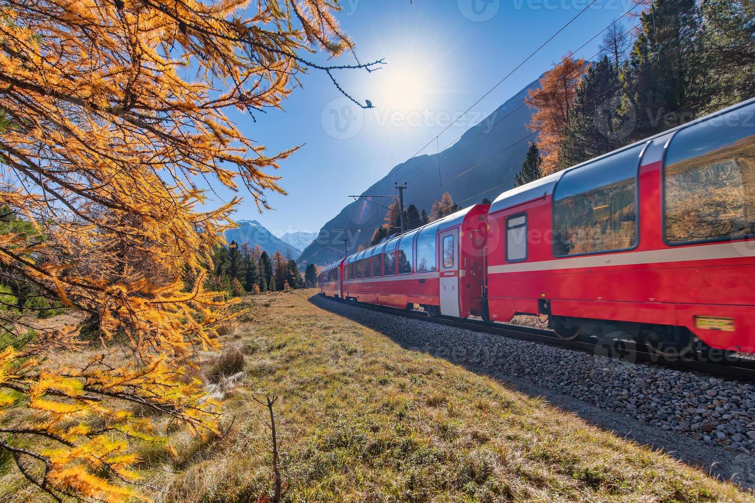 Bernina Swiss train rouge en automne photo