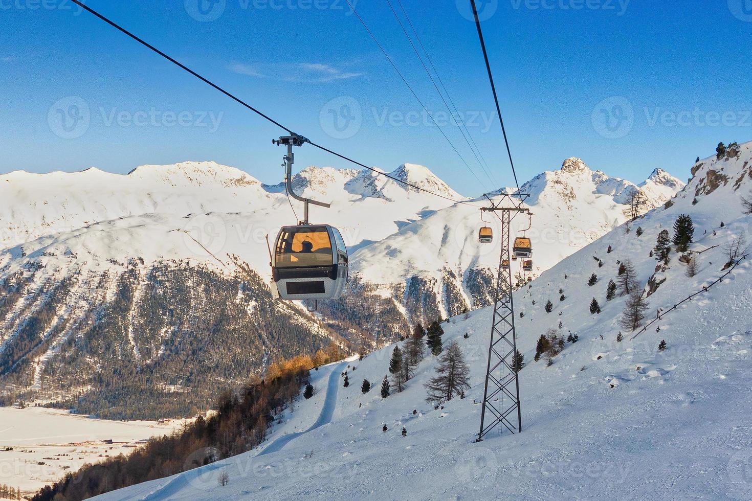 téléphériques dans un domaine skiable dans les alpes suisses photo