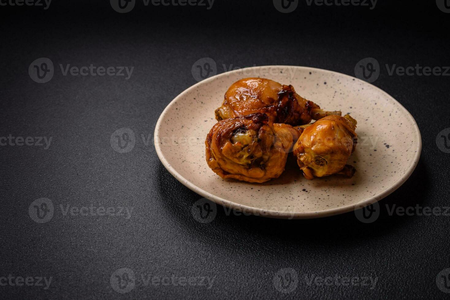 délicieux asiatique plat avec poulet jambes dans teriyaki sauce avec sel et épices photo