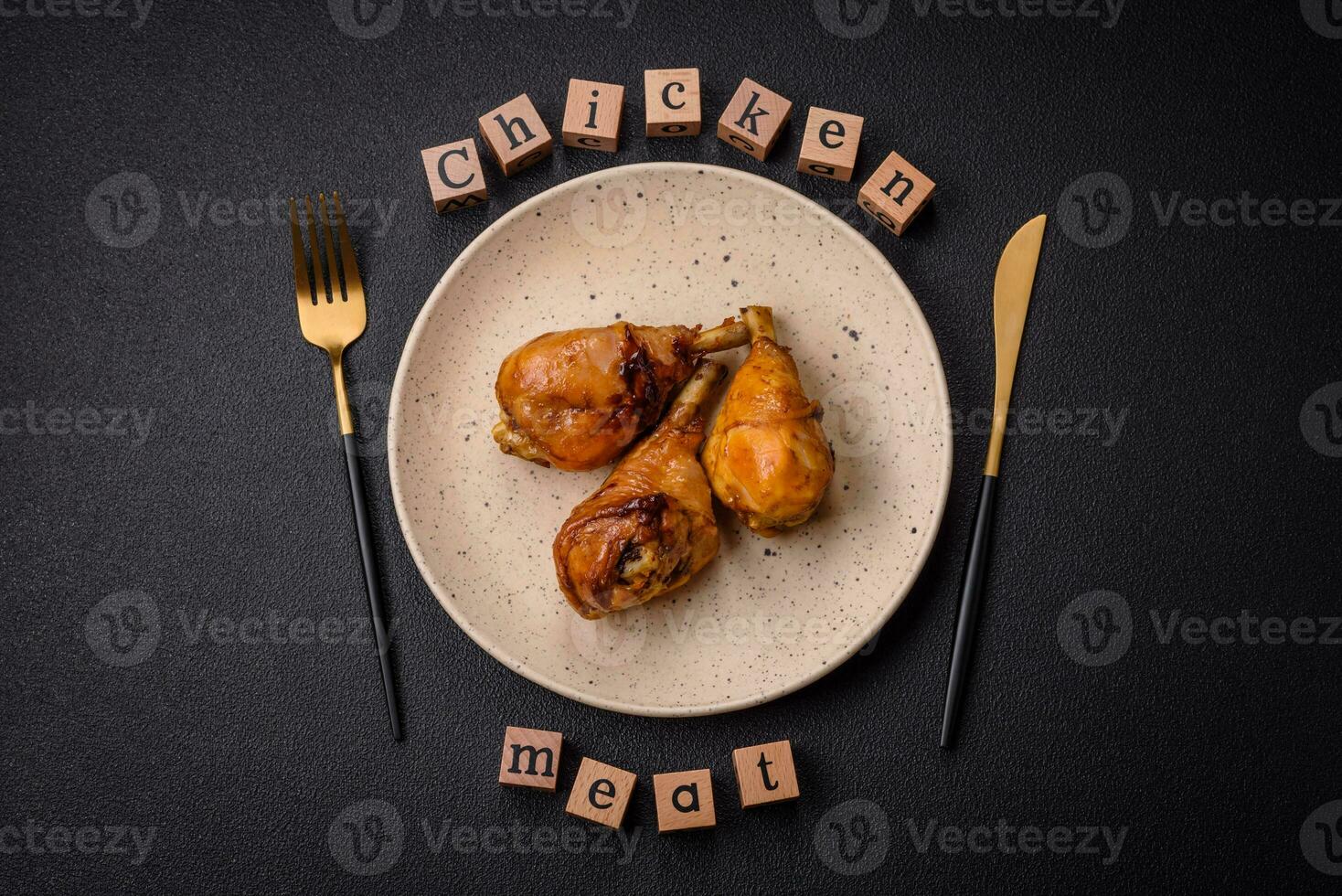 délicieux asiatique plat avec poulet jambes dans teriyaki sauce avec sel et épices photo