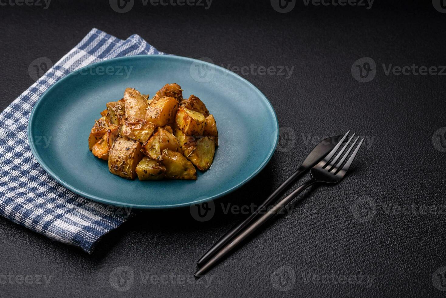délicieux croustillant frit Patate coins avec sel, épices et herbes photo