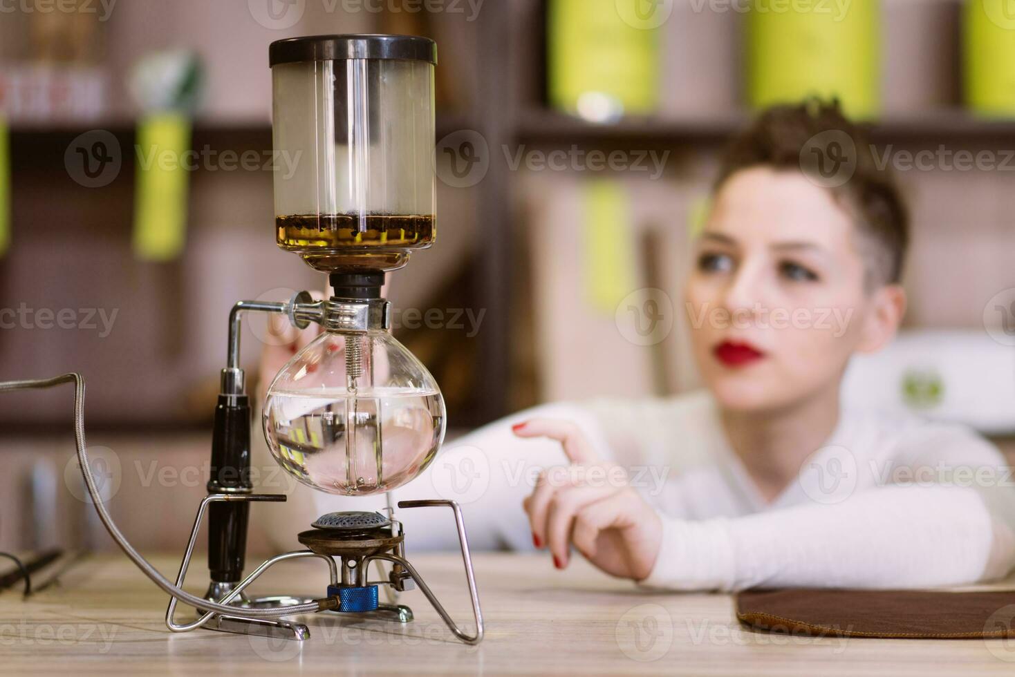 le fille est fabrication thé dans une café photo