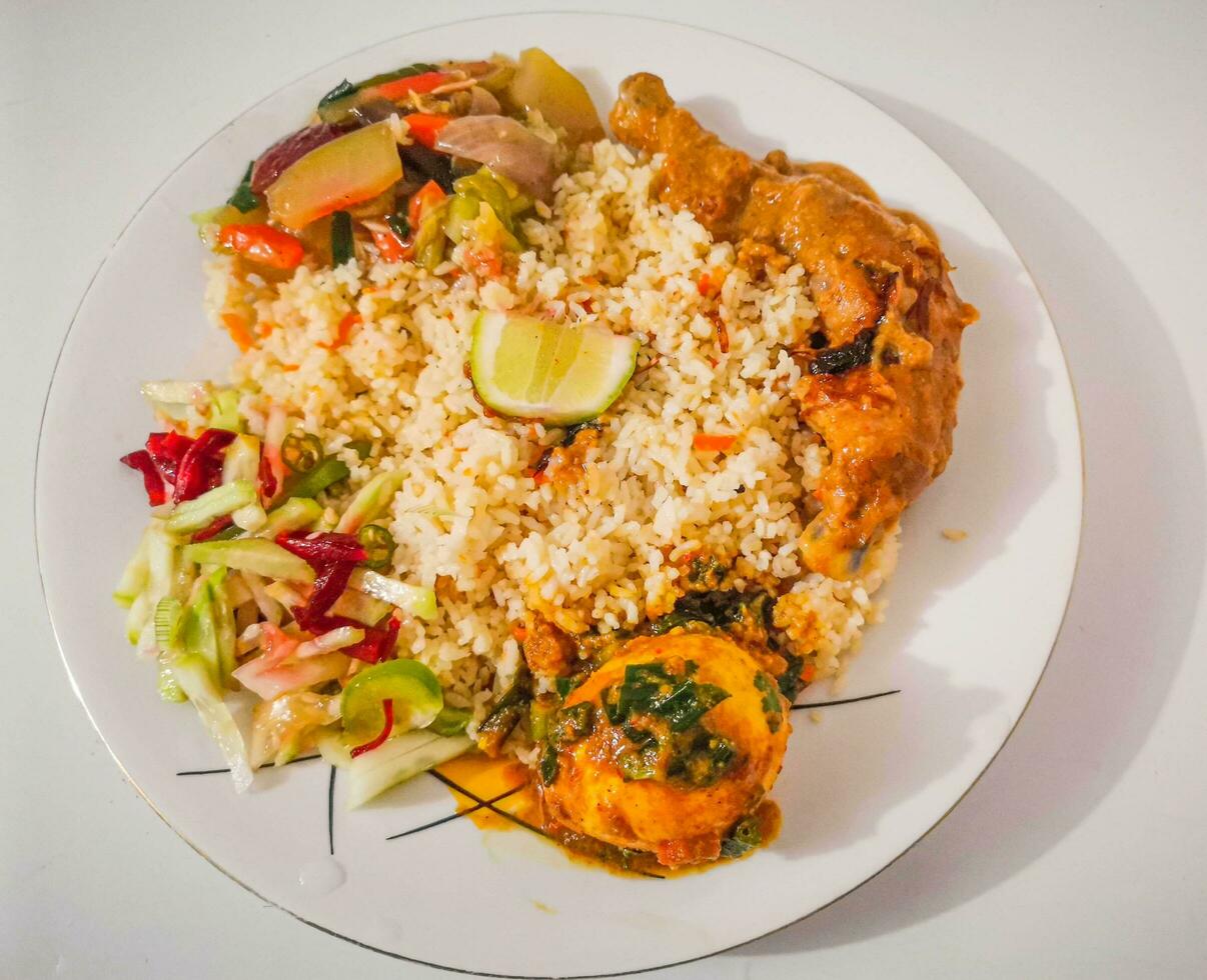 riz pilaf avec poulet et légumes, aromatique riz, poulet et une variété de savoureux des légumes photo