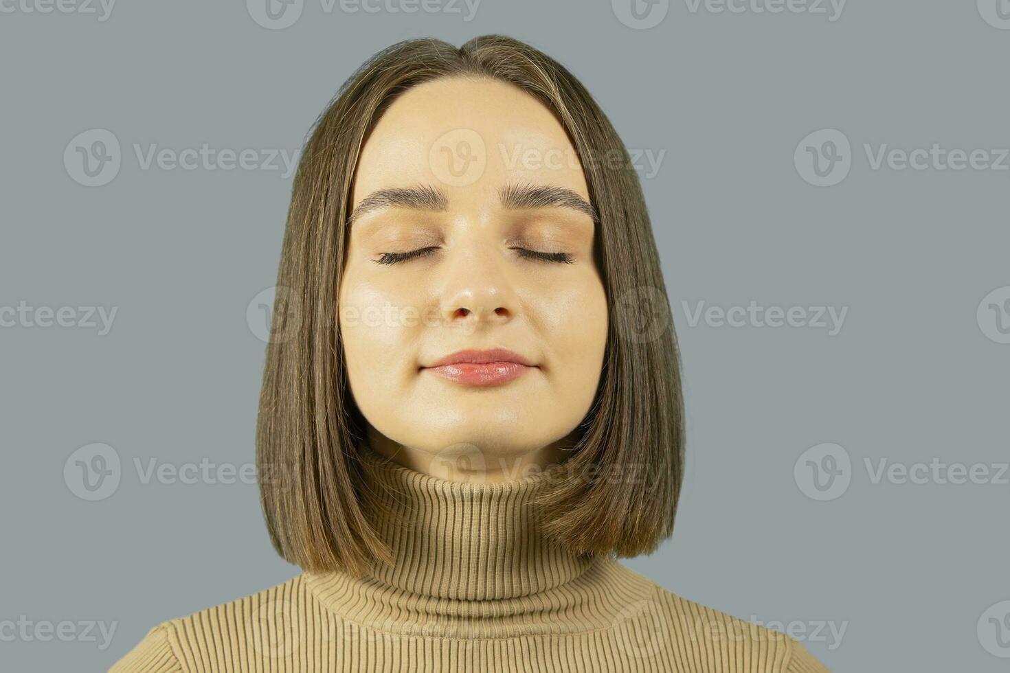 portrait de une femme avec fermé yeux. pleine conscience et calme concept. photo