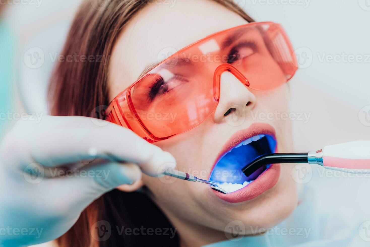 médecin orthodontiste examine le patient après brossage le sien les dents photo