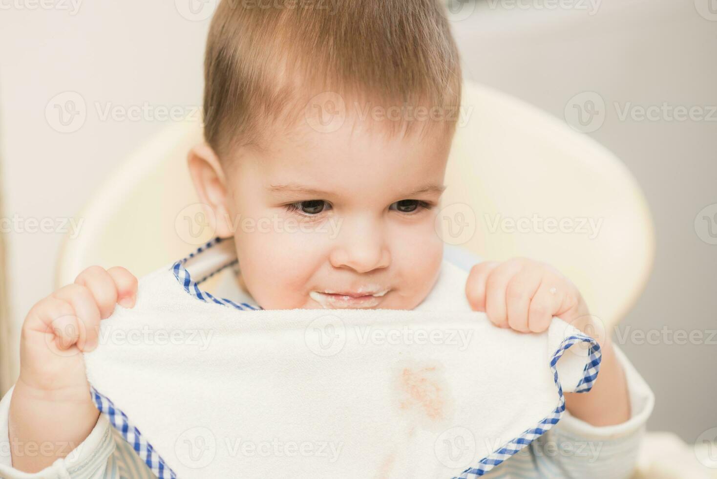 le enfant dans le cuisine mange Lait bouillie photo