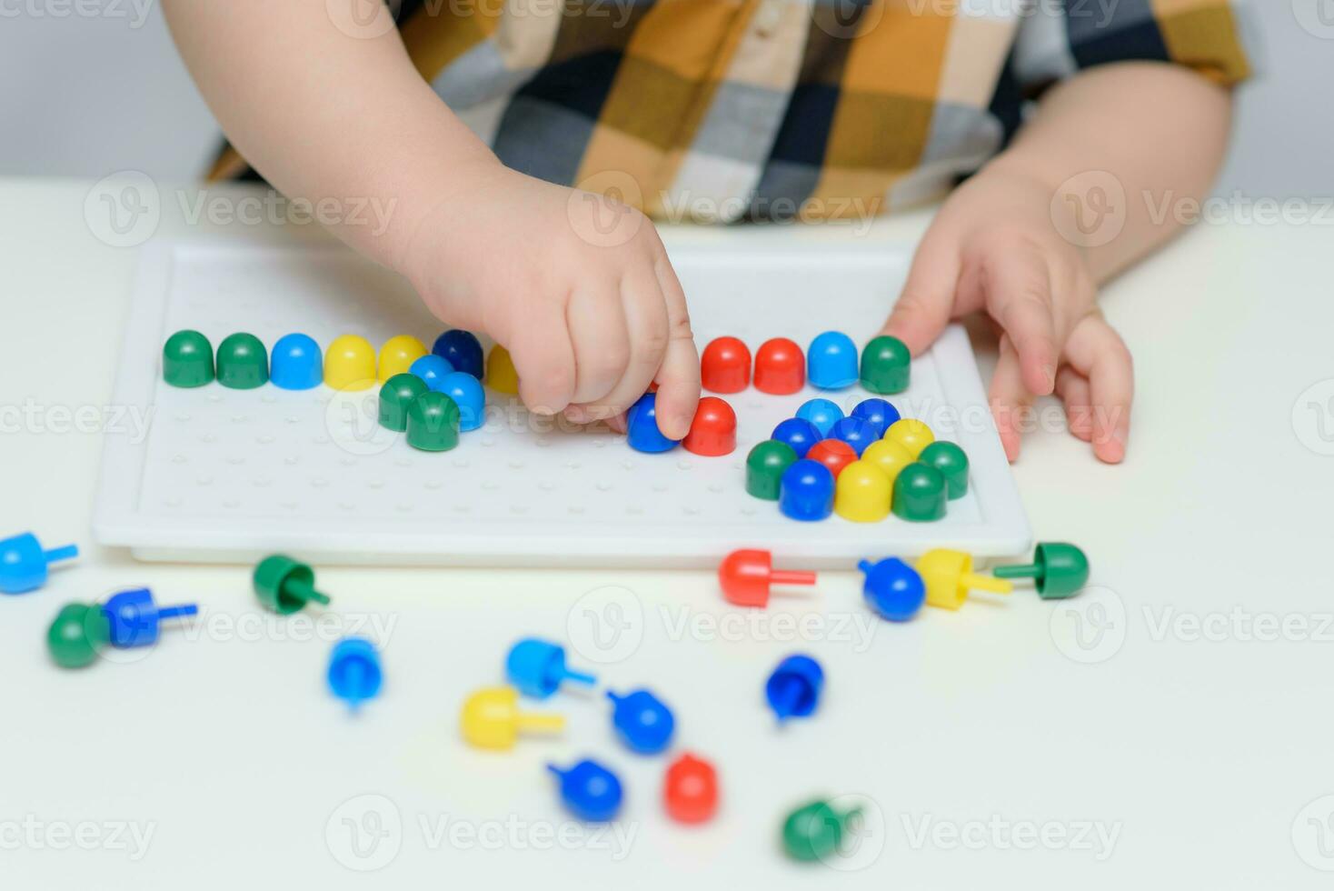 le bébé pièces avec une mosaïque séance à une table photo