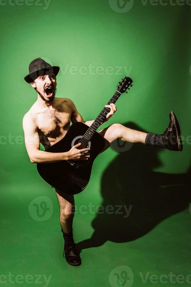 nu gars en jouant guitare dans studio photo