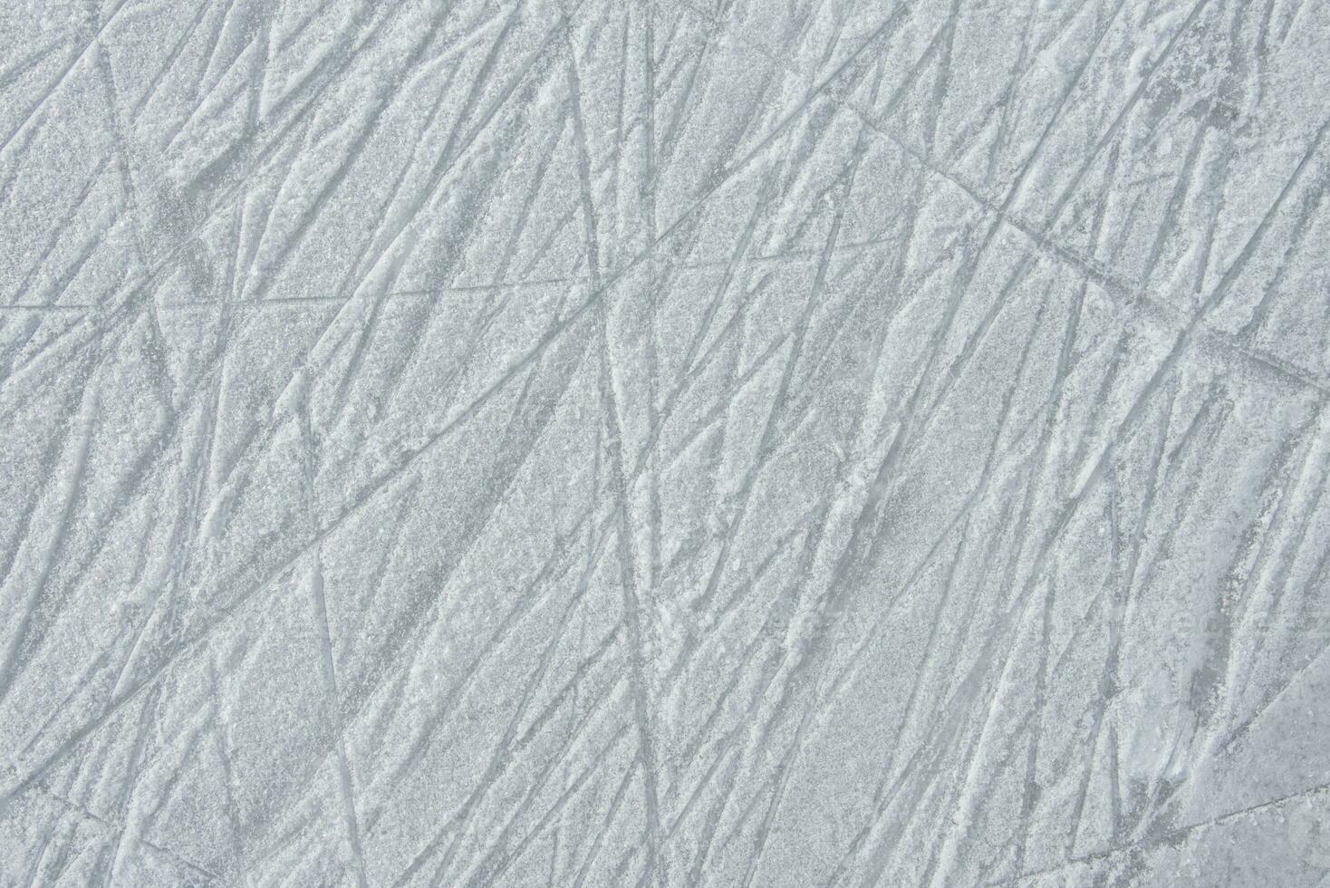 traces sur le la glace de patins sur le patinoire photo