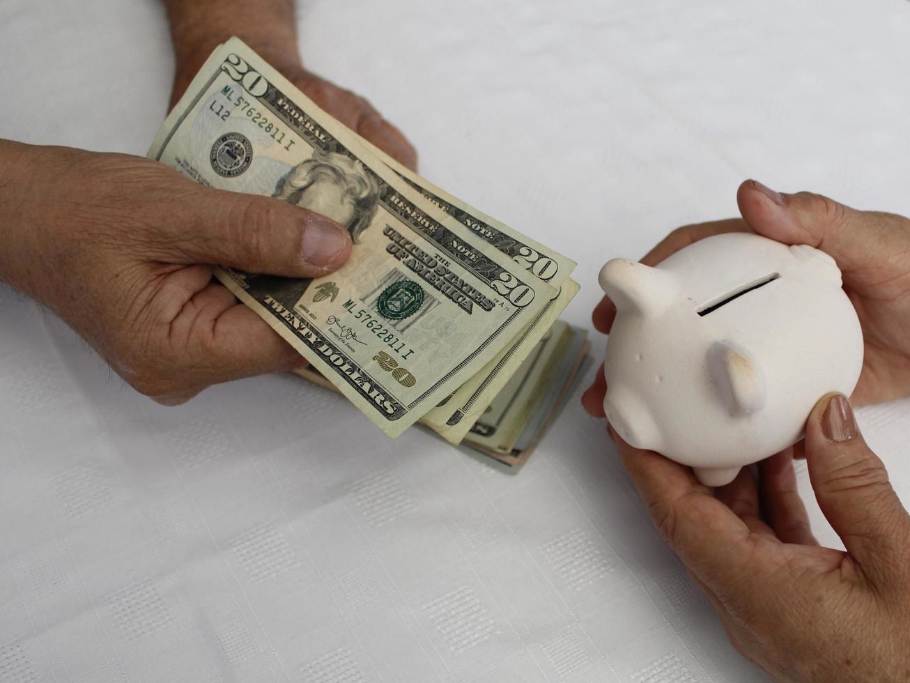 photographie pour des thèmes économiques et financiers avec de l'argent en dollars américains photo